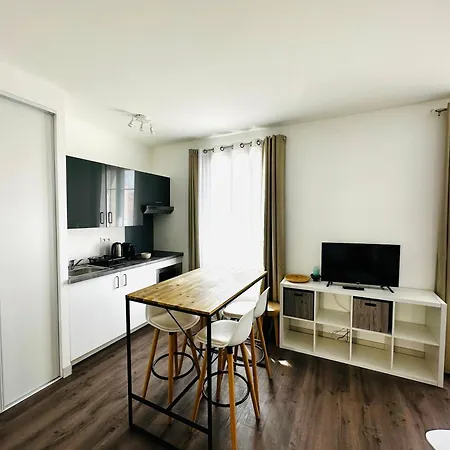 Les Trois Mai Apartman