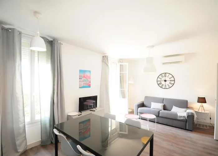 Les Trois Mai Apartman