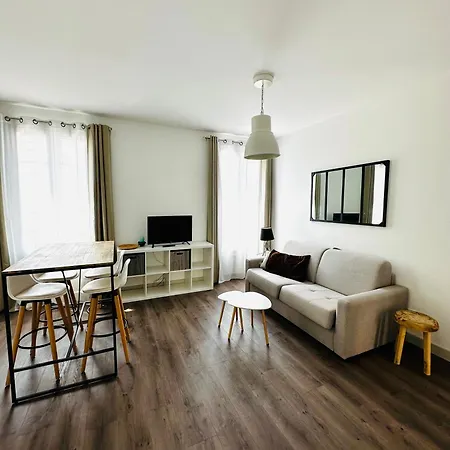 Les Trois Mai كان